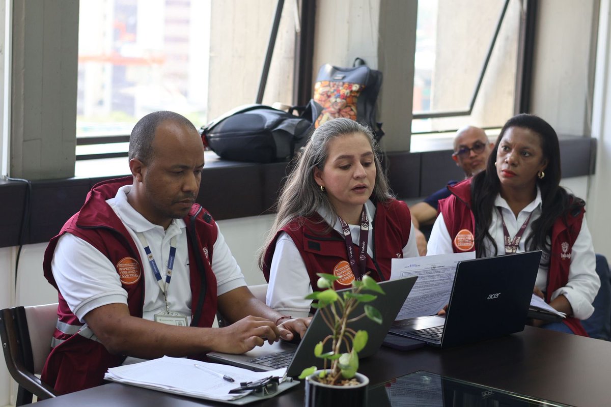 MintrabajoCol's tweet photo. Hoy iniciamos jornada de inspección en la Contraloría Departamental de Antioquia. Nuestro equipo de Inspección, Vigilancia y Control verifica el cumplimiento de la normativa laboral para garantizar condiciones dignas y seguras para las y los trabajadores.
#InspecciónParaElCambio https://t.co/XuVvlLdTiJ