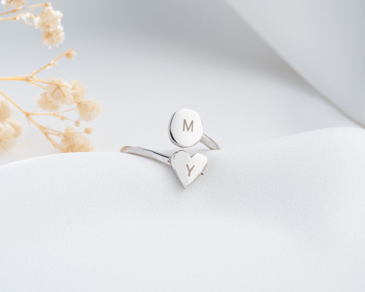 alluniqueness's tweet image. Give pure delight! Our gorgeous sterling silver ring with a gold heart is the ultimate treat. A brilliant #ChristmasGiftsForHer for Mum or Grandma. The perfect #PersonalisedSignetRing, and simply wonderful #SterlingSilverJewellery. alluniqueness.com/personalized-g…