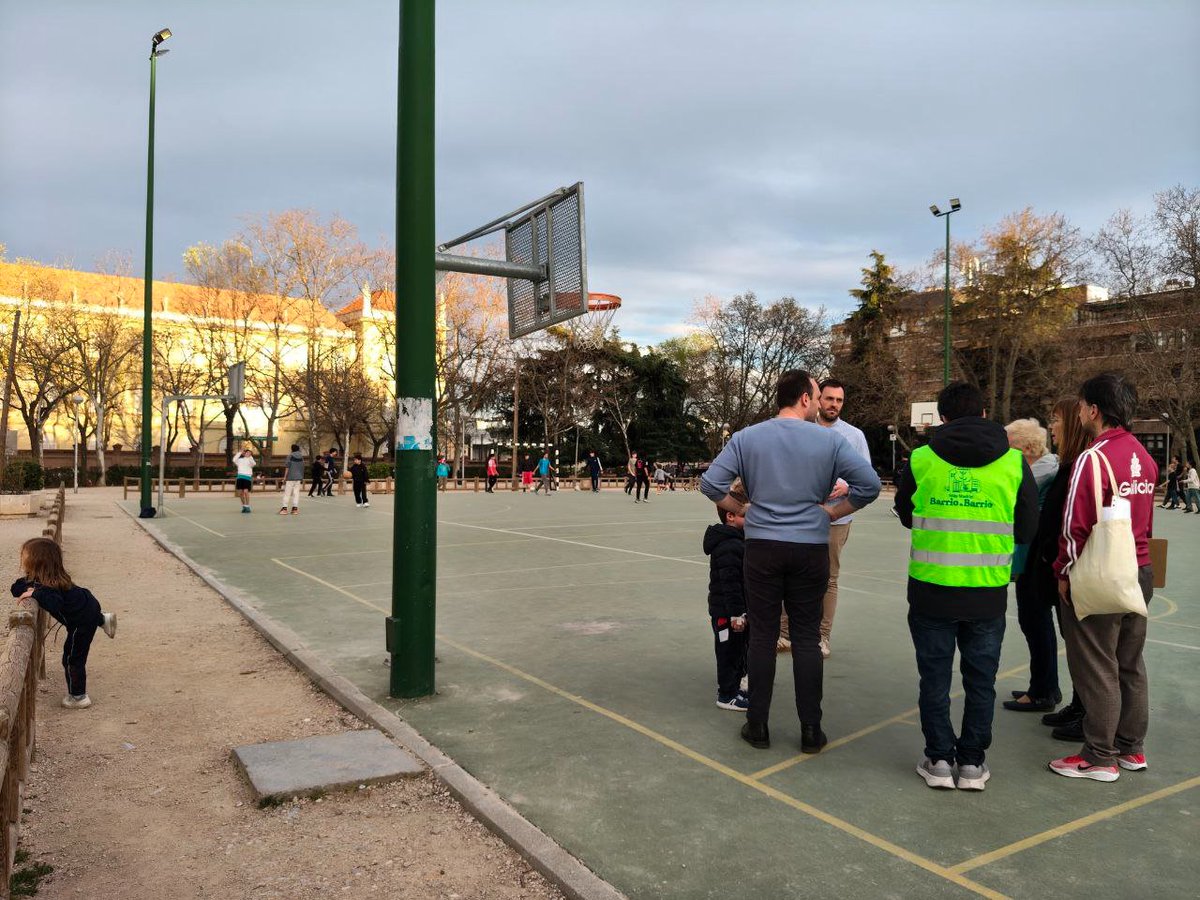 MasChamartin's tweet photo. Tarde de viernes súper productiva, recogiendo firmas por el comedor escolar gratuito en el CEIP Pintor Rosales y revisando las instalaciones deportivas de Prosperidad y Ciudad Jardín.

Seguimos haciendo política cercana calle a calle, barrio a barrio y cole a cole. 💚 https://t.co/8WDF61KJ9M