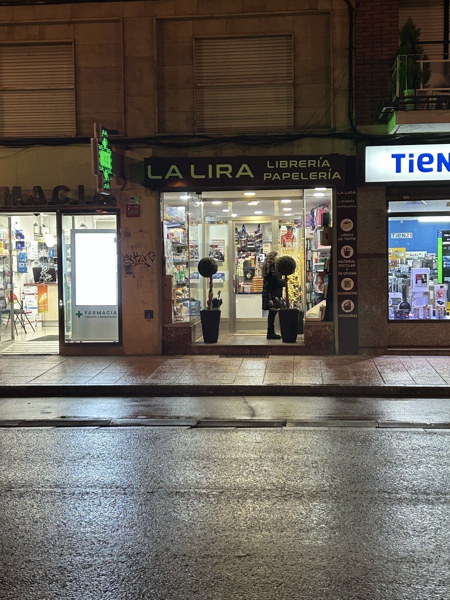 Albert0Blanco's tweet photo. Mi libro “Entre encuentros y sueños… versos” en librería La Lira de Ponferrada, calle Ancha 42. https://t.co/ByCbV9112F