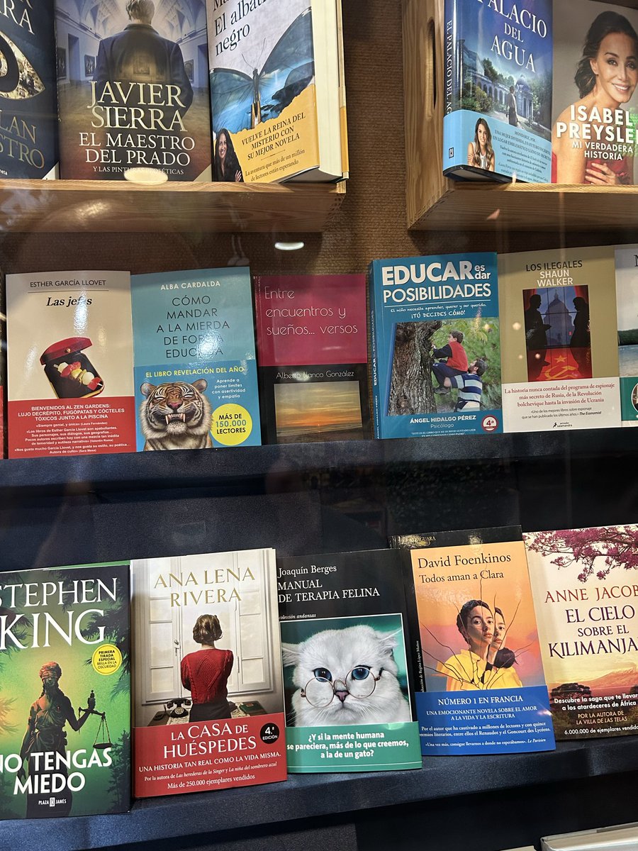 Albert0Blanco's tweet photo. Mi libro “Entre encuentros y sueños… versos” en librería La Lira de Ponferrada, calle Ancha 42. https://t.co/ByCbV9112F