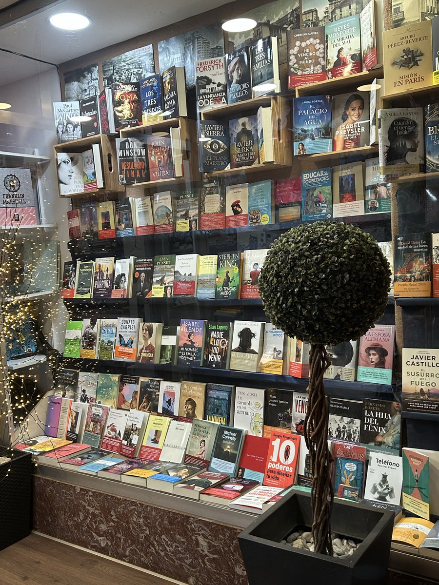 Albert0Blanco's tweet photo. Mi libro “Entre encuentros y sueños… versos” en librería La Lira de Ponferrada, calle Ancha 42. https://t.co/ByCbV9112F