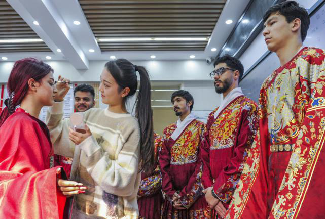 AmbCaiRun's tweet image. In recent months, Chinese #lifestyles have gained remarkable popularity abroad, drawing worldwide attention. As the warmth of daily Chinese life travels across seas and mountains, it highlights the vibrant #vitality of Chinese #culture.
👉en.people.cn/n3/2026/0313/c…