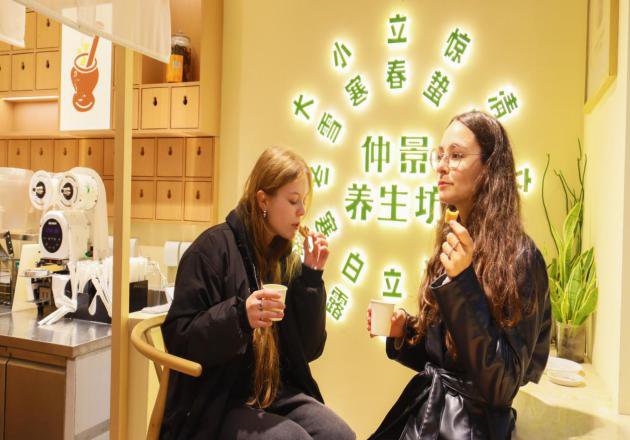 AmbCaiRun's tweet image. In recent months, Chinese #lifestyles have gained remarkable popularity abroad, drawing worldwide attention. As the warmth of daily Chinese life travels across seas and mountains, it highlights the vibrant #vitality of Chinese #culture.
👉en.people.cn/n3/2026/0313/c…