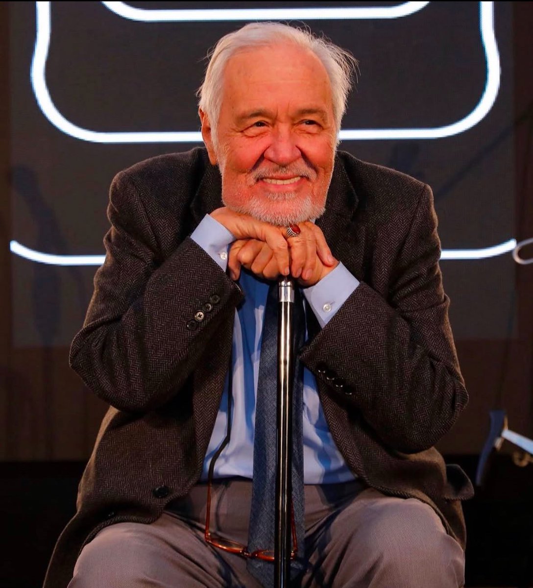 Bir yıl önce İstanbul Arkeoloji Müzesi’nin önünde şen kahkahalarınla ışık saçtığını görebildim, o gün bastonundan güç aldığını sandılar ama senin gücün kahkahalarındı,ne büyük şansmış, seni asla unutmayacağız kıymetli hocam 🕊️#ilberortaylı