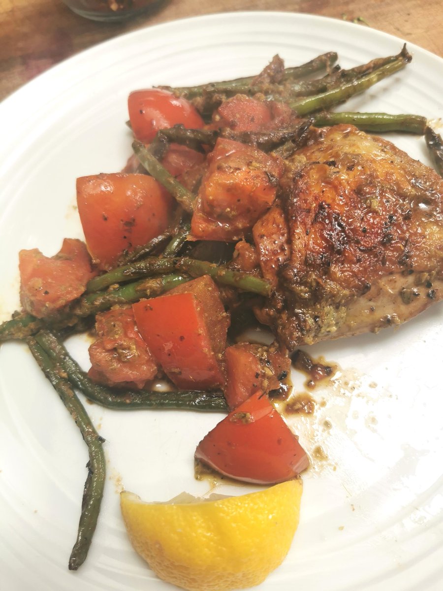 Veronic00630093's tweet image. A little pesto chicken with green beans and tomatoes for dinner tonight. The juice of the toms combined with the pesto to make a delicious sauce. I unashamedly spooned some out of the pan! 😂 #twittersupperclub #homecook #tasty