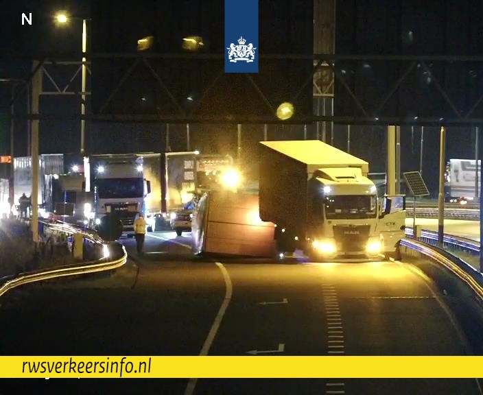 Ongeval met vrachtwagen op A73 richting Maasbracht