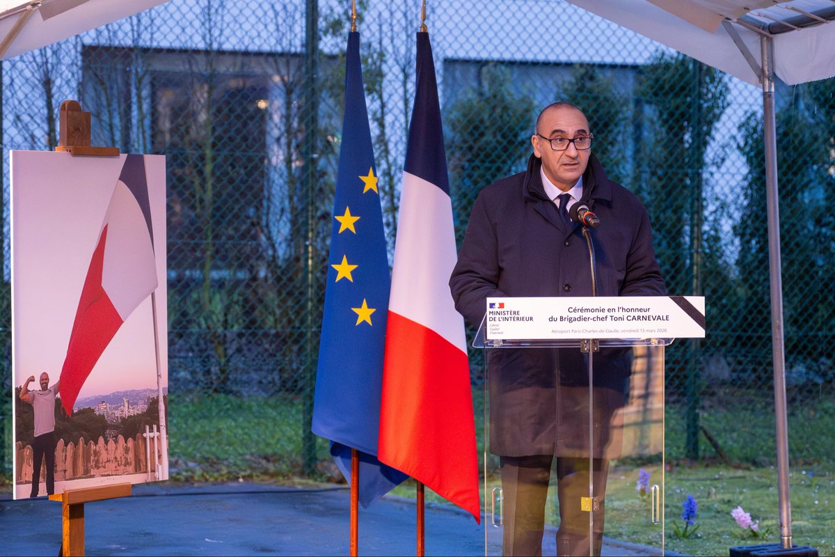 NunezLaurent's tweet photo. A l’aéroport de Roissy-Charles de Gaulle, j’ai rendu hommage au brigadier-chef Toni Carnevale, décédé à Beyrouth dans un dramatique accident de la route.

Auprès de sa famille, ce soir, j’ai salué la mémoire d’un policier d’une grande valeur qui était affecté au groupe de sécurité diplomatique de l’ambassade de France au Liban.