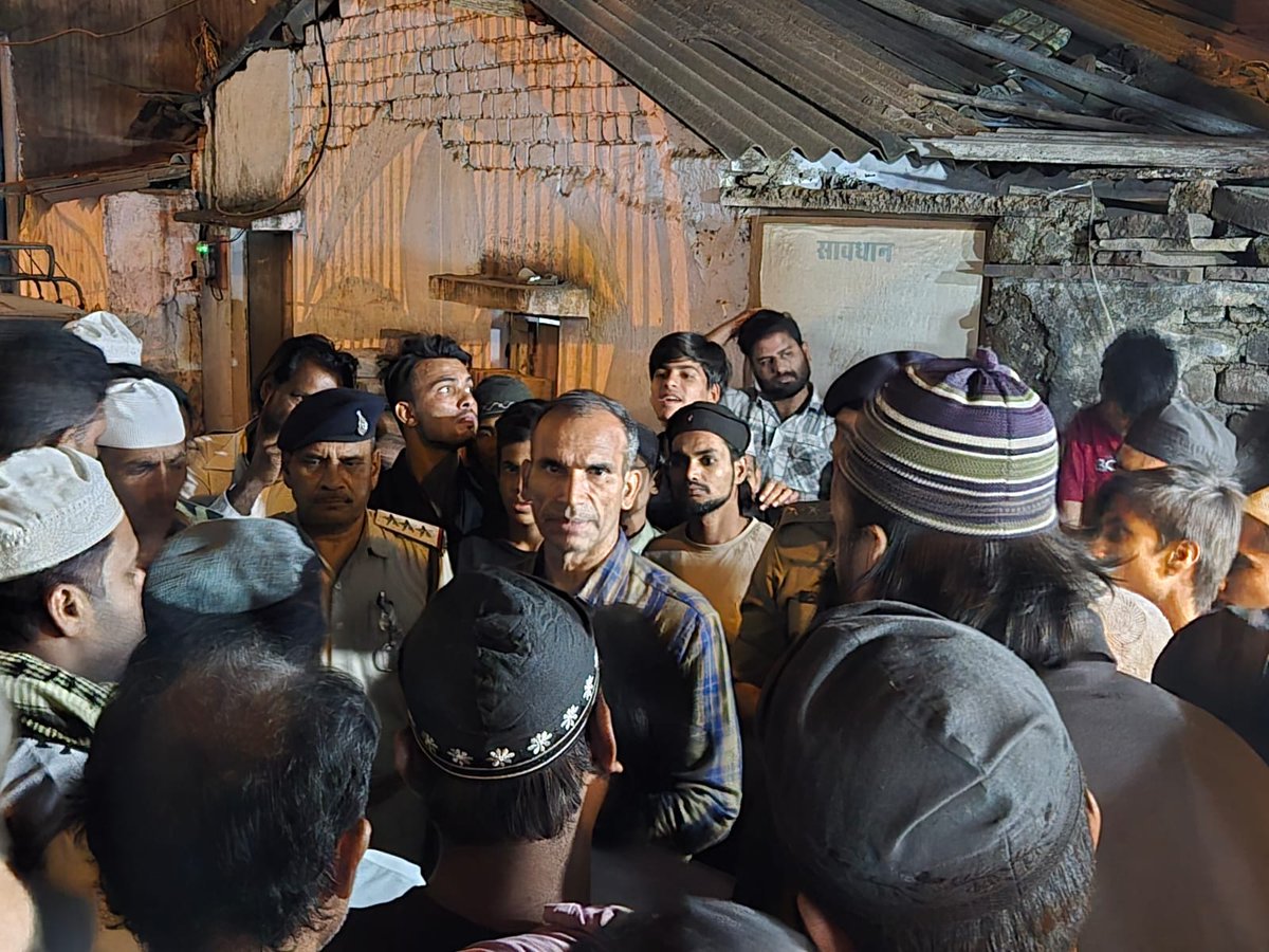CP_Bhopal's tweet photo. CP श्री संजय कुमार ने थाना #शाहजहांनाबाद क्षेत्र में भ्रमण कर नागरिकों से #जनसंवाद किया,उनकी समस्याएँ सुनीं तथा त्वरित निराकरण हेतु संबंधित अधिकारियों को निर्देशित किया।1/3 https://t.co/qOvA1PKWNO
