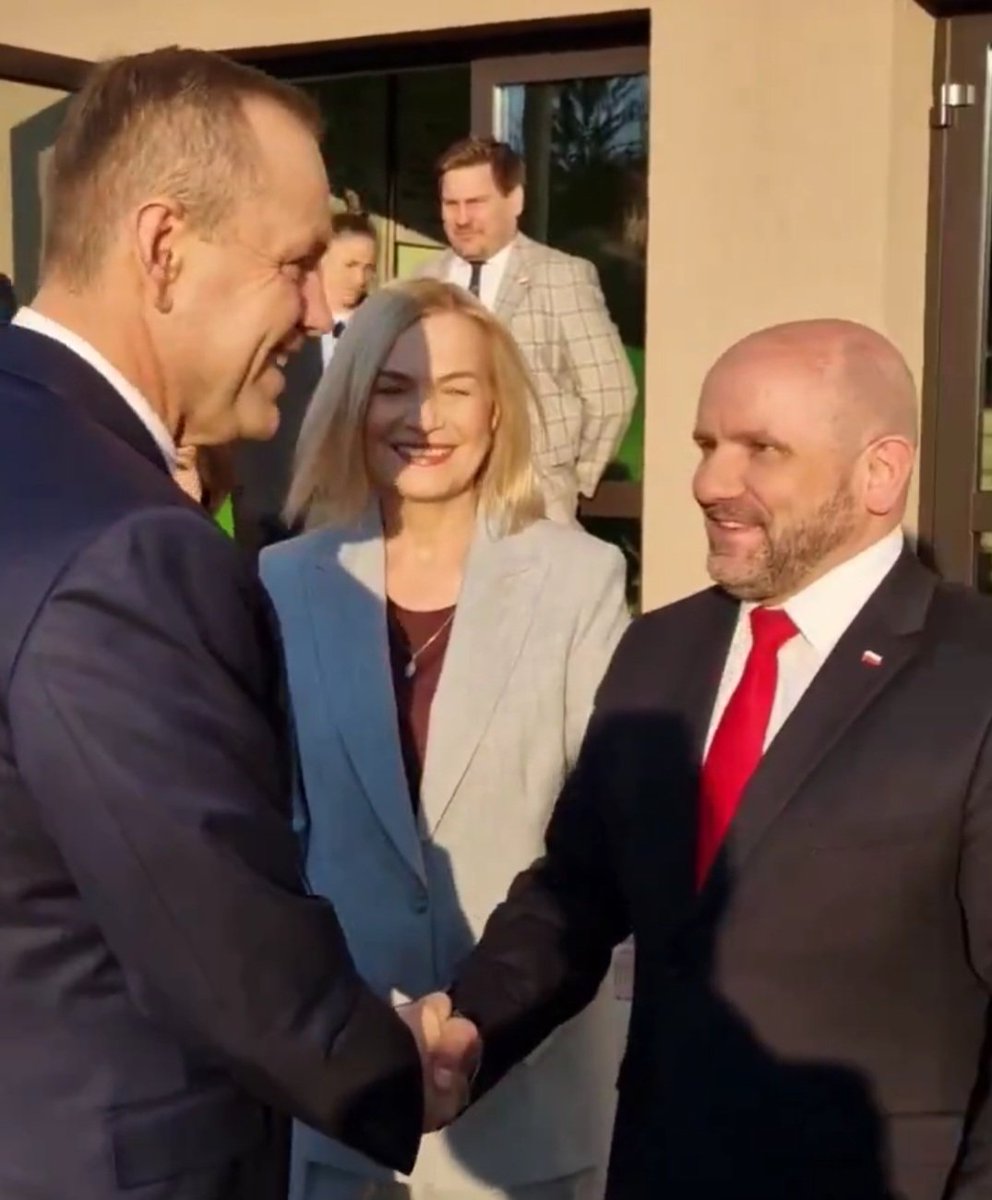 Lider, autorytet, mąż stanu,  odpowiedni przywódca na trudne czasy. Jednym słowem Sigma.

Obok Karol Nawrocki.