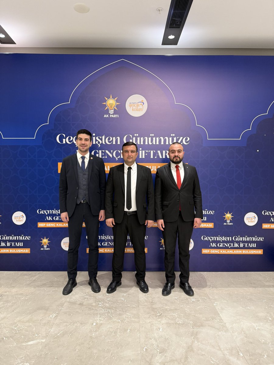 Geçmiş dönem il başkanlarımızla beraber genel merkezimizde vefa iftarında bir araya geldik. 
Vefanın adı AK GENÇLİK