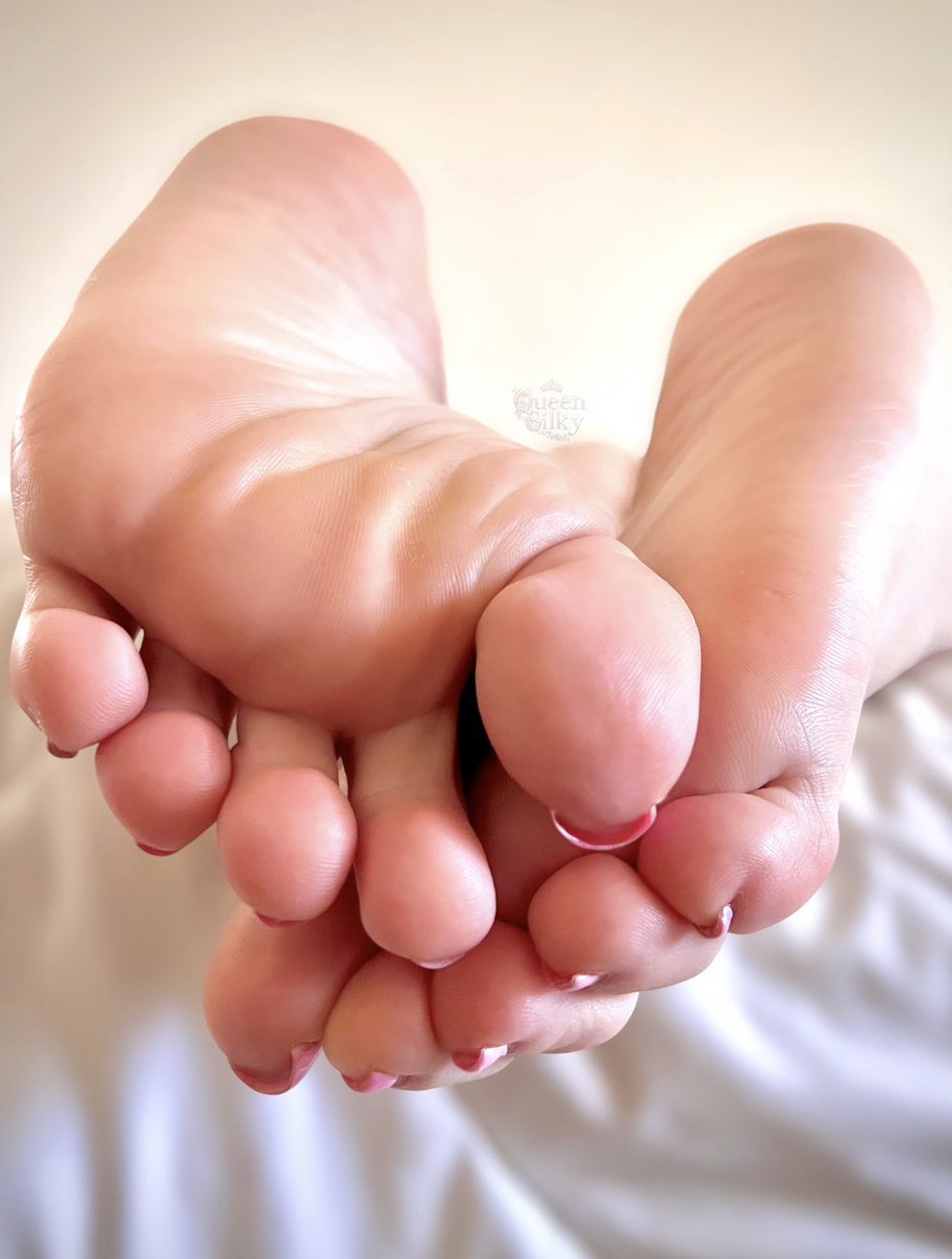 Happy FFF to all of you perfect foot lovers, admirers and beginers🥰

Is 13 good luck or bad luck?