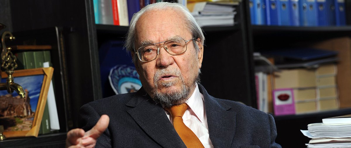 İlber Ortaylı ve hocası Halil İnalcık ! 

Türk düşünce ve fikir dünyasına büyük katkıları olan Kırım Türklerinden iki tarihçi, bilim insanı ve entelektüel.

Bir kaht-ı rical döneminde Türk Dünyası fikir ve düşünce evrenini genişlettiler. 

Çölde vaha oldular! 

Var olsunlar!