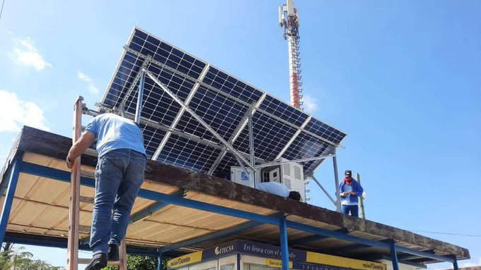 AlinaTorresBat2's tweet photo. En #Güines, #Mayabeque, la energía del sol se convierte en fuerza para el futuro. Con sistemas fotovoltaicos avanzamos hacia telecomunicaciones sostenibles, seguras y limpias para nuestro pueblo.   #EtecsaConCuba #CubaPorLaTransformaciónDigital

📷 https://t.co/yWAeYOWoTa