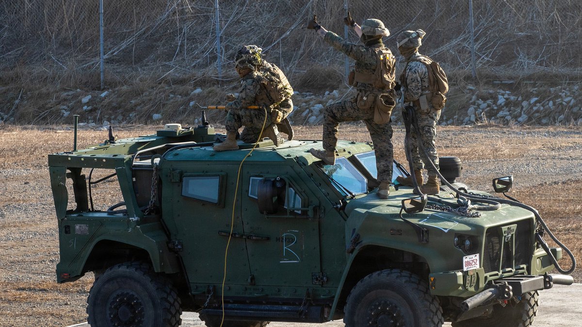 USARPAC's tweet photo. #ICYMI U.S. Army Pacific Soldiers from the 3rd Battalion and U.S. Marines conducted sling load operations to strengthen joint interoperability and expeditionary aviation capabilities ahead of #TalonReach and #FreedomShield.

📍 #SouthKorea
#USARPAC #USINDOPACOM #Readiness https://t.co/nCvTnOoMpo
