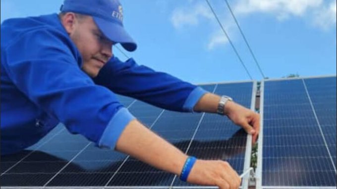 AlinaTorresBat2's tweet photo. Hemos recibido 240 sistemas fotovoltaicos de 2kW que, por sus características, están siendo destinados a garantizar el funcionamiento de gabinetes de telefonía fija y el servicio nauta Hogar. Su instalación se realiza en función de las necesidades de cada provincia. https://t.co/fdkhKar7rX