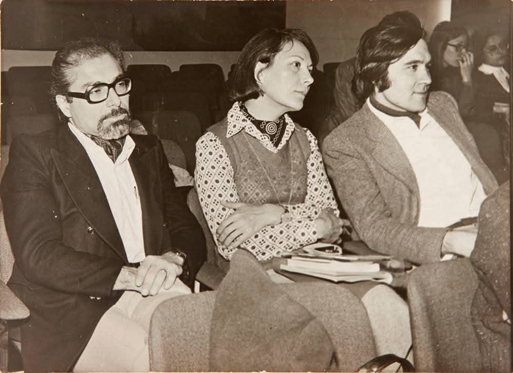 Yazılanları ben de okudum; yalan ya da yanlış bir şey yok.

İlber de insandı…
Onun da (herkes gibi, benim gibi) zaafları, eksikleri ve hataları vardı. Sağ kesimdekilerle ve iktidarla iyi geçinmeyi severdi. Ama bu özellikleri, tarihçi olarak yaptığı katkıları yok etmez ve