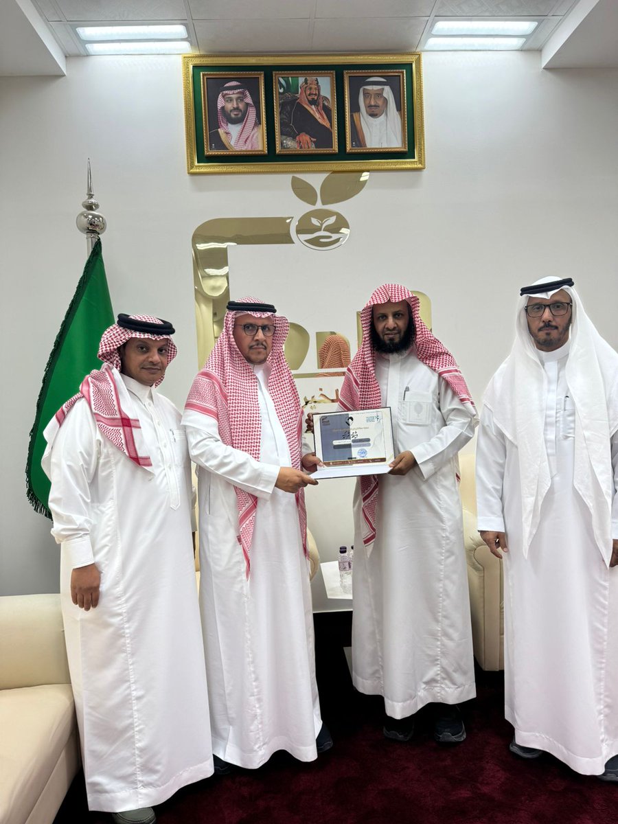 في ليلة الوفاء جمعية سعاة الخير في الغطغط تكرم رجل الأعمال سعادة الأستاذ / محسن بن عبيد العصيمي على دعمه مشاريع الجمعية بحضور المدير التنفيذي د/ خالد بن هويدي وعضو الجمعية أ/ محمد بن عليان المقاطي
