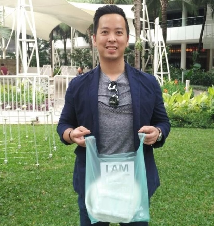 🚨: A biologist has developed a bag made from cassava that decomposes in water and serves as food for fish.