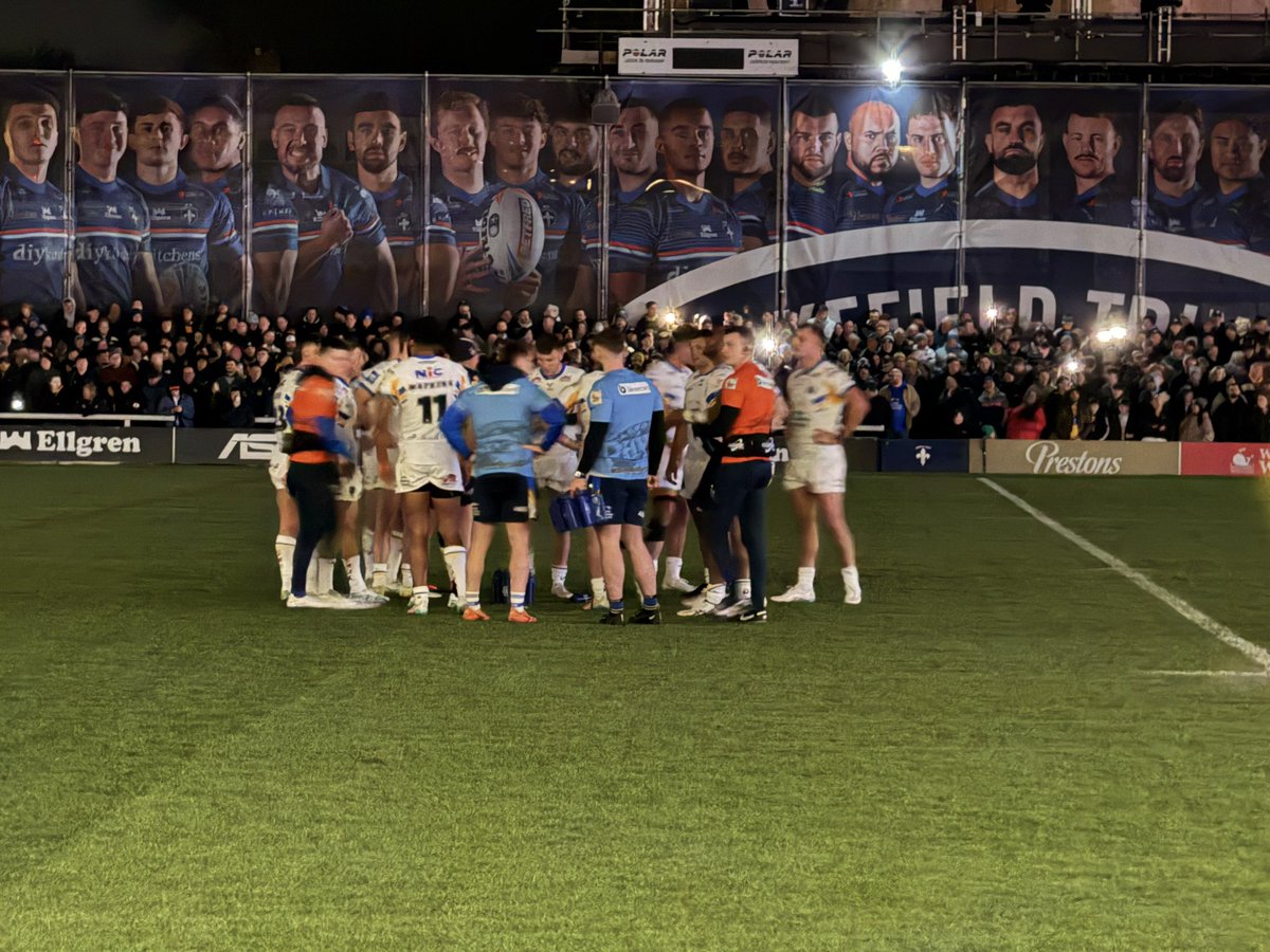 leedsrhinos's tweet photo. Players gather together to grab a drink whilst the electrics are being sorted https://t.co/78Mbaq7ysi