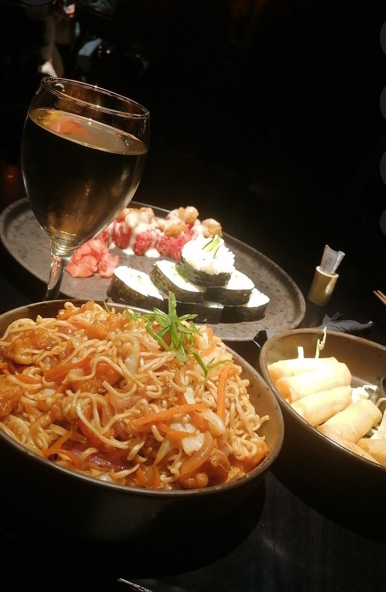 LMarialond's tweet image. Sushi Friday 😊 (να τρώμε κ να πίνουμε που λέει κ η Φενια 😉🩷) #fridayvibes #Cheers