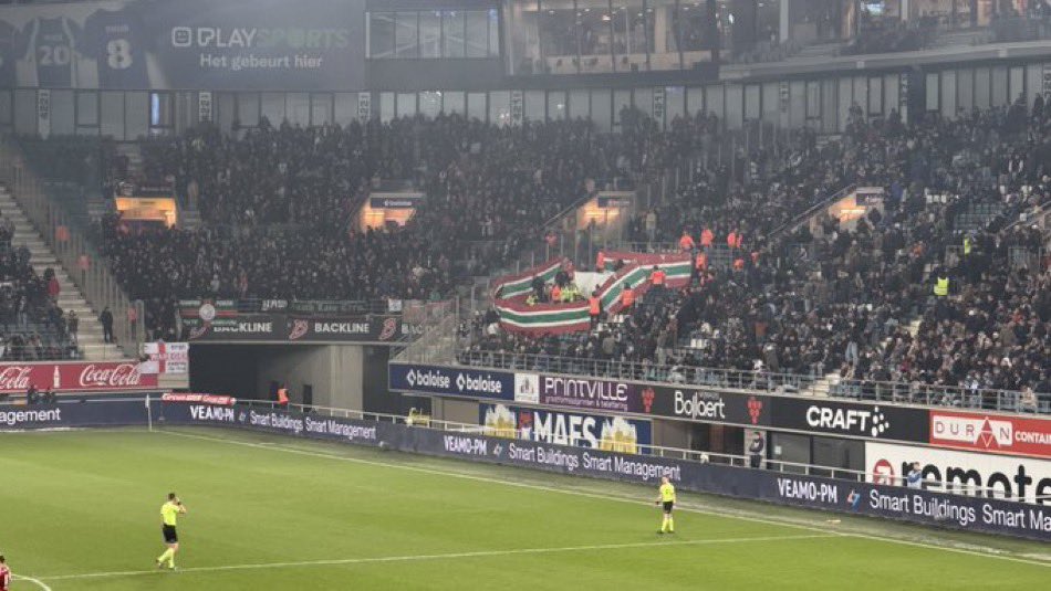 Les supporters de Zulte Waregem ont passé leur banderole afin que celle-ci puisse servir à cacher les soins prodigués au supporter victime d’un malaise cardiaque.

Magnifique. 

Respect aux fans du Essevee.

Allez monsieur, battez-vous. ❤️

Photo: <a href="/XavanLovic/">Xavan Lovic 🗿</a>