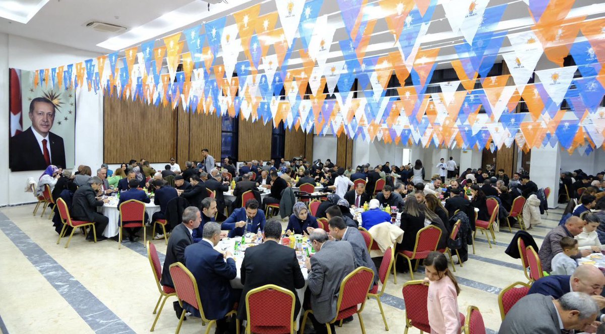 KayaZeydin's tweet photo. 📍 Hakkâri

🌙 Teşkilat Vefa İftarı

🔹 Orta Doğu Anadolu Bölge Koordinatörümüz, Adıyaman Milletvekilimiz Sn. Mustafa Alkayış, Genel Merkez MKYK Üyemiz Ömer Arvas, Genel Merkez MDK Üyemiz Av. Zahir Soğanda Hakkâri İl Koordinatörümüz Sn. Bahattin Yıldız, Van İl Koordinatörümüz Sn. Recep Aydın ve Bitlis İl Koordinatörümüz Sn. Ramazan Arkan’nın teşrifleriyle;

Teşkilatımızla birlikte kardeşlik ve vefa ruhu içerisinde Teşkilat Vefa İftarı Programı’nda bir araya geldik.

🔹 Bu anlamlı buluşmaya katılım sağlayan üç kademe il yönetimlerimize, belediye başkanlarımıza, ilçe ve belde üç kademe başkanlarımıza, geçmiş dönem belediye başkanlarımıza, geçmiş dönem il, ilçe, kadın ve gençlik kolları başkanlarımıza, İl Genel Meclisi ve Belediye Meclisi üyelerimize ve geçmişten bugüne emek veren tüm kıymetli teşkilat mensuplarımıza şükranlarımı sunuyorum.

Rabbim birliğimizi, dirliğimizi ve kardeşliğimizi daim eylesin. 🤲

#MilletimizleNiyetimizBir

@RTErdogan
@Akparti
@abuyukgumus
@MustafaAlkayis
@byildiz63