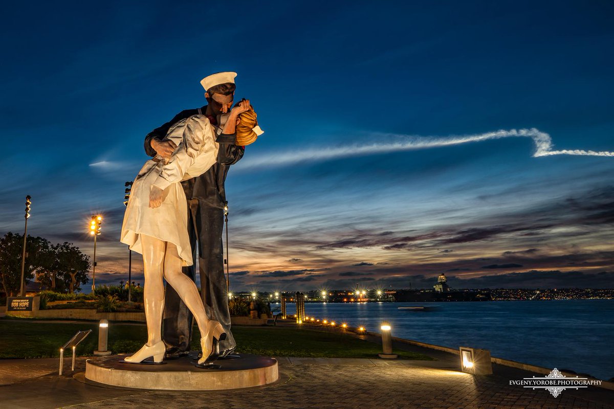 VisitorSavings's tweet photo. Fun photo of a SpaceX rocket blasting through the hearts of the couple in the "Kissing Statue" on San Diego Bay. PC courtesy of Evgeny Yorobe. #evgenyyorobe #kissingstatue #sandiego #sandiegobay #spacexlaunch 😵📷 https://t.co/RGCBDyUPko