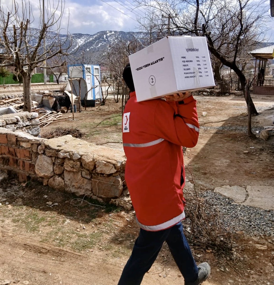 kizilaymaras's tweet photo. Toplumsal Güçlendirme uzmanlarımız, hayırseverlerimizin kıymetli bağışlarını Ramazan’dada ihtiyaç sahipleriyle buluşturuyor; iyilik çoğalıyor. https://t.co/IwqW35WTND