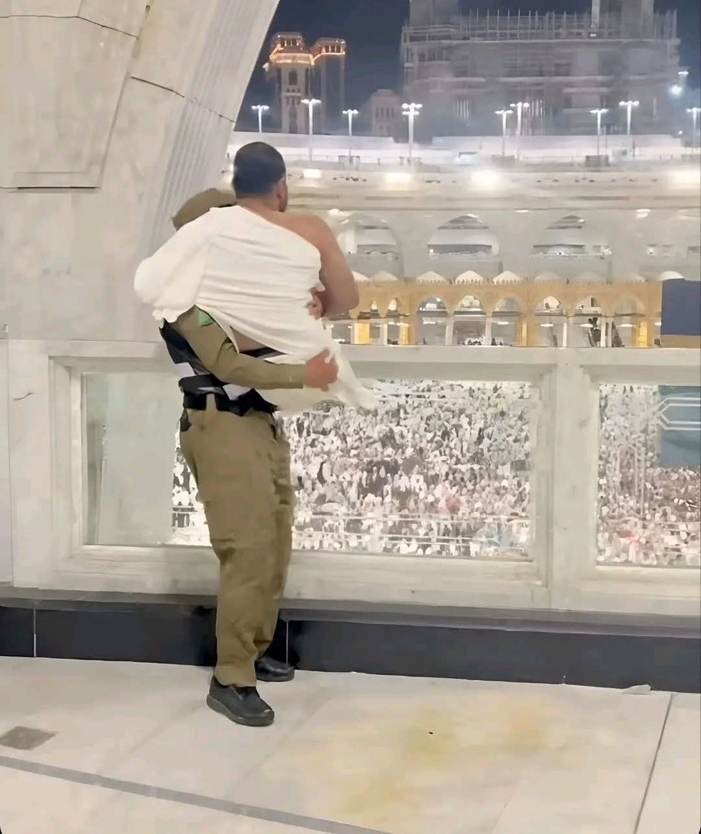 MUSAEEDALTAYEB's tweet photo. صورة مؤثرة لأحد قوات أمن الحرم المكي  يحمل معتمر مبتور القدمين ليجعله يرى الكعبة ويدعو ربه..!
ربي اجعل هذا البلد امنا ☝️
#مكة_المكرمة 🇸🇦✌️ https://t.co/yVIllMZqFg