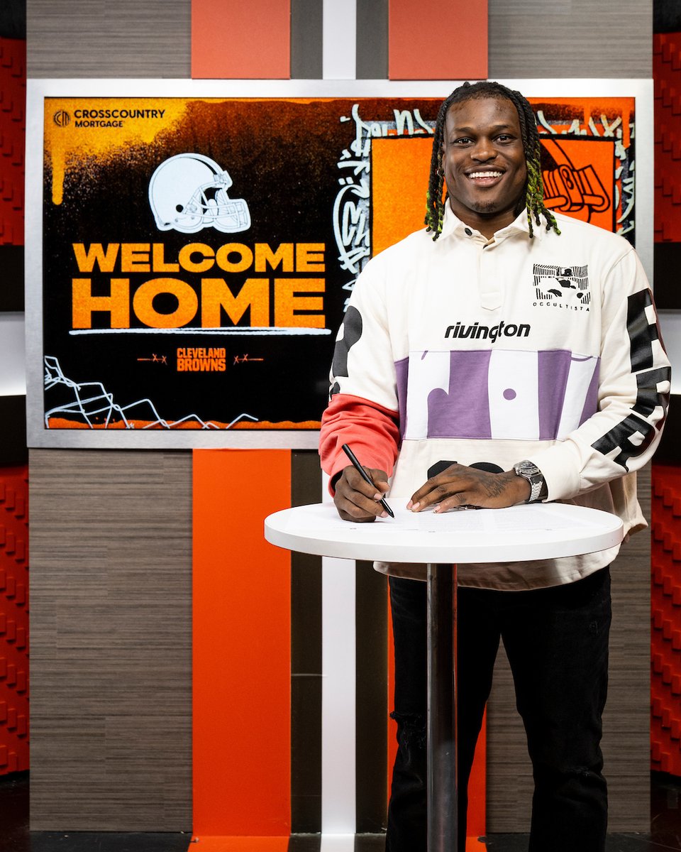 Quincy putting it in ink 🖋️ @crosscountrymtg | #DawgPound