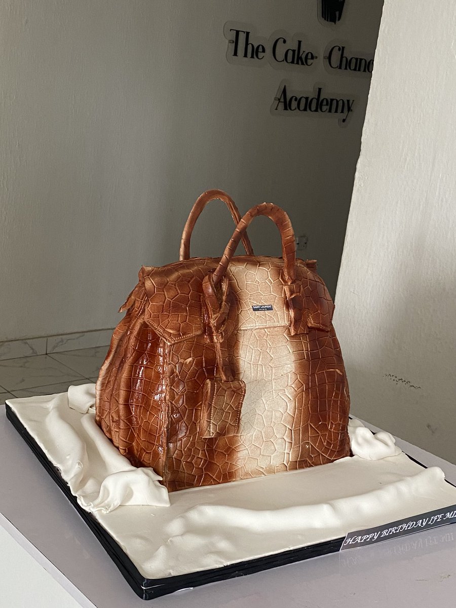 TheCakeChancery's tweet photo. Delivered to Lekki, Lagos ….
A handbag themed cake .
Please help me retweet  to your  TL 🙏🙏🙏🙏 https://t.co/C5Tc4pV7gD
