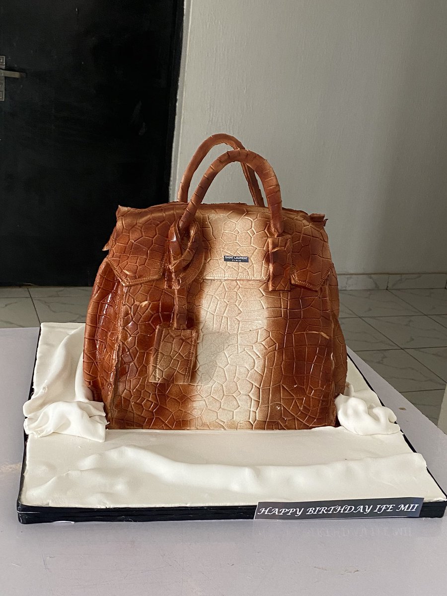 TheCakeChancery's tweet photo. Delivered to Lekki, Lagos ….
A handbag themed cake .
Please help me retweet  to your  TL 🙏🙏🙏🙏 https://t.co/C5Tc4pV7gD