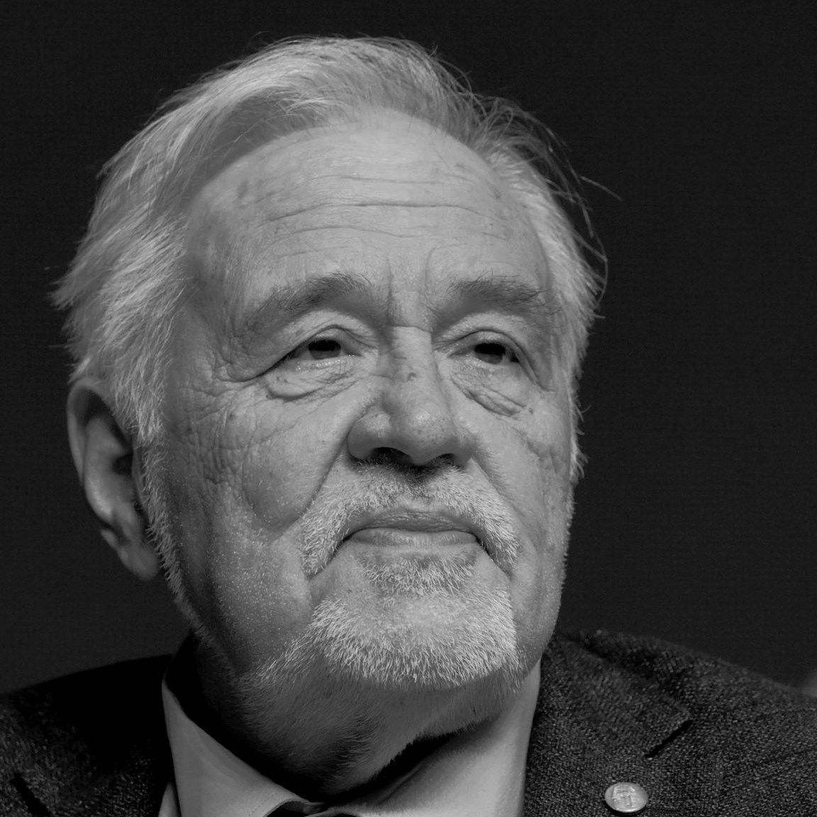 "Sevgiyle büyüyen her insan iyi bir insan olur."

—İlber Ortaylı