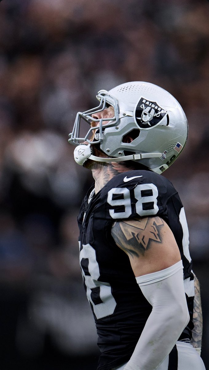 LVRaidersMex's tweet photo. Gerald McCoy informo que pudo hablar con Maxx Crosby y esto le dijo:

"Voy a estar al 200% para el campo de entrenamiento, y el mundo va a ver la mejor versión del 98"

De por sí Crosby ya tiene una de las mejores mentalidades de toda la liga...y ahora lo hicieron ENOJAR https://t.co/rsy4t7mwja