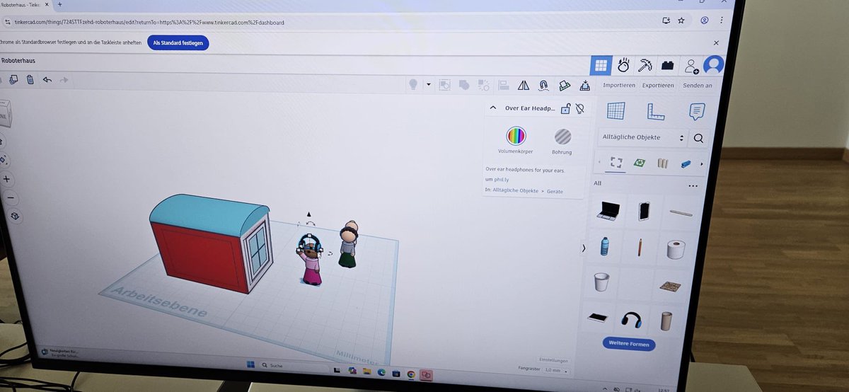 iza_06Nice's tweet photo. Jour 5 à Graz (Autriche) avec #Peer2ForMaths. Au Gymnasium Reininghaus, observation d’un cours de géométrie en 4° dédié à la représentation 3D sur papier blanc et sur logiciel de DAO. Exceptionnel! @DRAREIC_PACA @ErasmusplusFR https://t.co/L5vERY1rRo