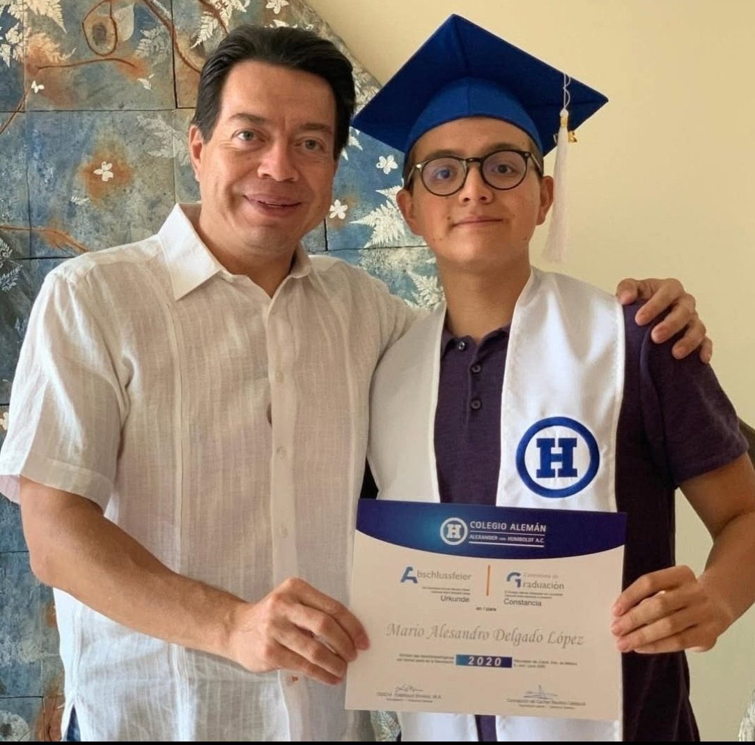 Tal y como señaló Claudia Sheinbaum, en el México de la cuarta transformación la educación pública es superior a la privada. Tan es así, que el propio Secretario de Educación Pública prefiere que sus hijos estudien en carísimas escuelas privadas 🤡

MORENA podría ser un capítulo