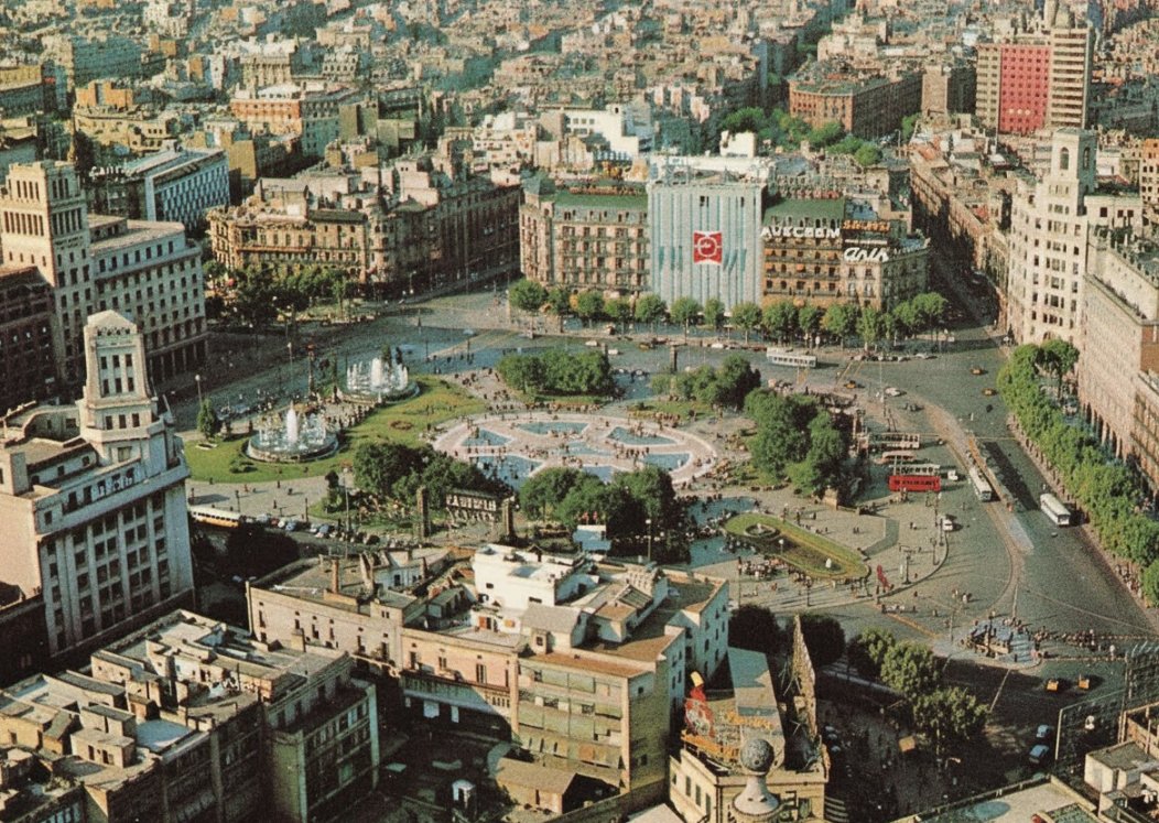 Vista de la plaça Catalunya a mitjans dels '60, quan El Corte Inglés només ocupava un edifici de la plaça.
