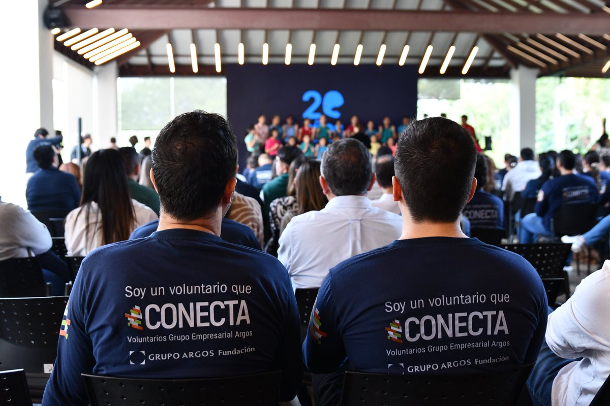 Grupo_Argos's tweet photo. Hoy celebramos 20 años de una fuerza que ha unido a miles de personas alrededor de un mismo propósito: servir y transformar vidas. Nuestro voluntariado corporativo ha impactado a más de 622.000 personas en cinco países.

Solo en 2025, más de 3.700 voluntarios participaron en 145 jornadas de transformación social y ambiental, demostrando que cuando el compromiso es colectivo, el impacto llega más lejos.

Conoce más aquí: https://t.co/kljLrGZWy5
