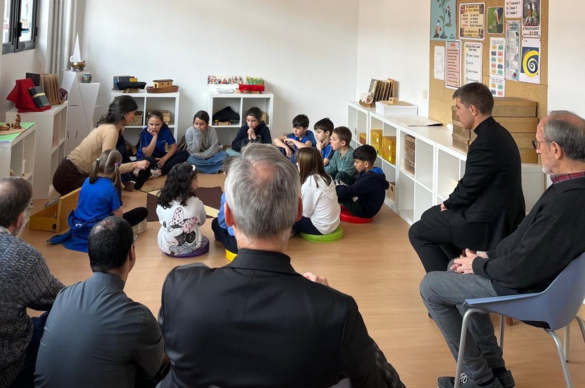 BisbatUrgell's tweet photo. En la seva visita a LaSalle de #laseuurgell, el #BisbeSerrano ha assistit a una sessió de #GodlyPlay després de conèixer els alumnes i les instal•lacions. Una trobada per reforçar la col•laboració amb #LaSalle, el #BisbatUrgell i la parròquia.
🔗 https://t.co/xrYzJBAiBV https://t.co/coM9oc24Qj