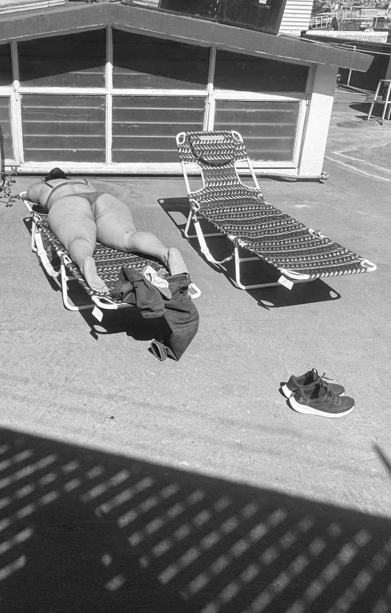 Aquí puedes solo tomar el sol , si quieres un trago adelante , una botana porque no? Si al terminar te quieres duchar adelante. O si solo quieres comer rico bueno y a buen precio ….. te espero … informes dm … no importa si no eres del ambientes eres bienvenido