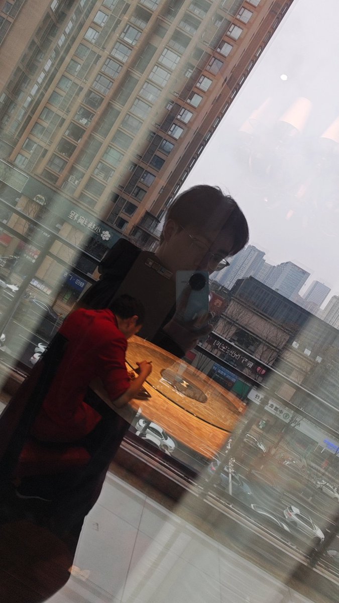 xiaJiuXYZ's tweet photo. 才发现怎么拍到里面的人了 https://t.co/WCsCIri8mU