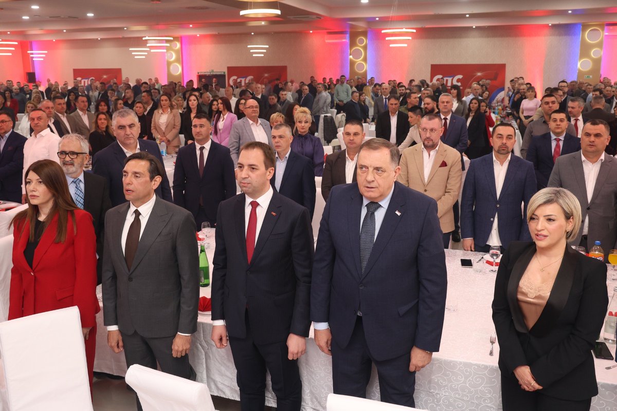 sarenaczoran's tweet photo. СПС у Добоју обиљежила шест година постојања: Више од 1000 званица на свечаности, партија наставља снажан раст. https://t.co/QjuS3sWhau