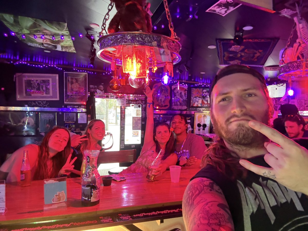 sorrymsjackson6's tweet photo. Sunday afternoons are for dive bars and your favorite bartenders https://t.co/bVeg4zlq1c