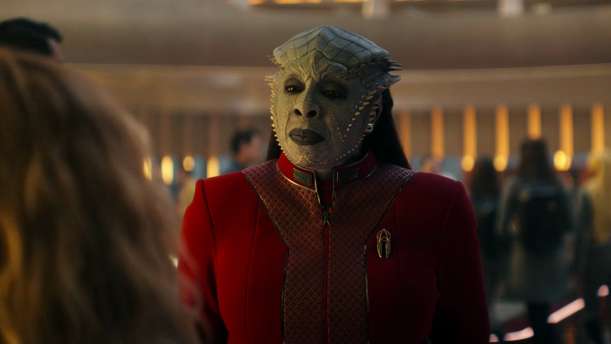 Me costó unos segundos reconocer a la actriz por el maquillaje y los prostéticos, pero la voz de Gina Yashere es inconfundible.