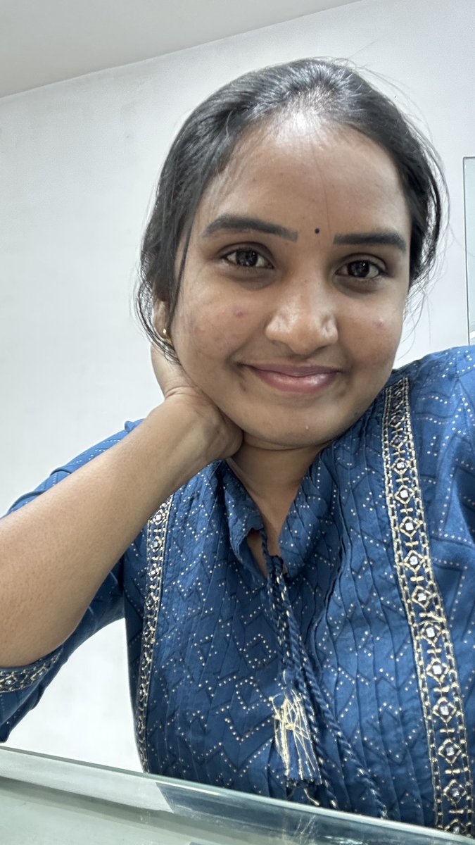 Nageshw95904390's tweet image. ఎదిగే కొద్దీ బాధ్యతలు మనల్ని మనలా ఉండనివ్వవు,
గాయం అయ్యేకొద్దీ నొప్పి తెలీదు,
మనసు ఉన్నా కూడా చలనం ఉండదు..!
అయినా సరే బతికెయ్యాలి..! 🫶🏻

#Life
 #Responsibility
 #TeluguQuotes