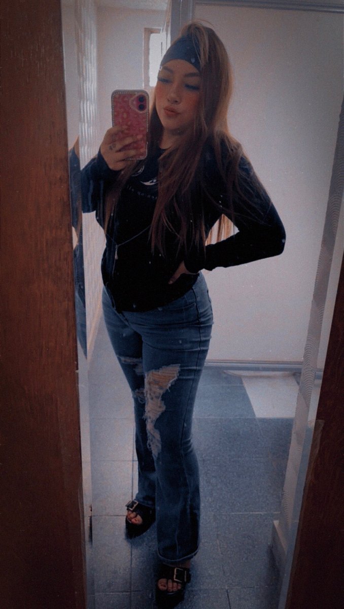 _AlisonFlores_'s tweet photo. Tú me haces pecar, no paro de pensar,  cómo olvidar esa noche en mi cuarto.🖤 https://t.co/kNAncV0WtA