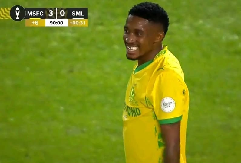 hjmaluks's tweet photo. The man is just happy to play Football maan...Saleng Wena oYellow~ https://t.co/6hgkXmOiRJ
