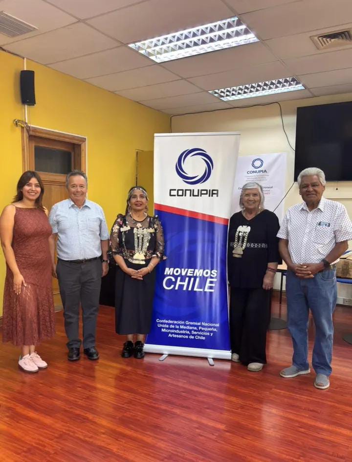 conupia's tweet photo. Conupia recibe a organización originaria Warriache de Santiago con el propósito de impulsar un trabajo conjunto , fortaleciendo así la promoción, difusión y resguardo de las raíces y culturas autóctonas en el territorio. https://t.co/bOU8uMaYLM