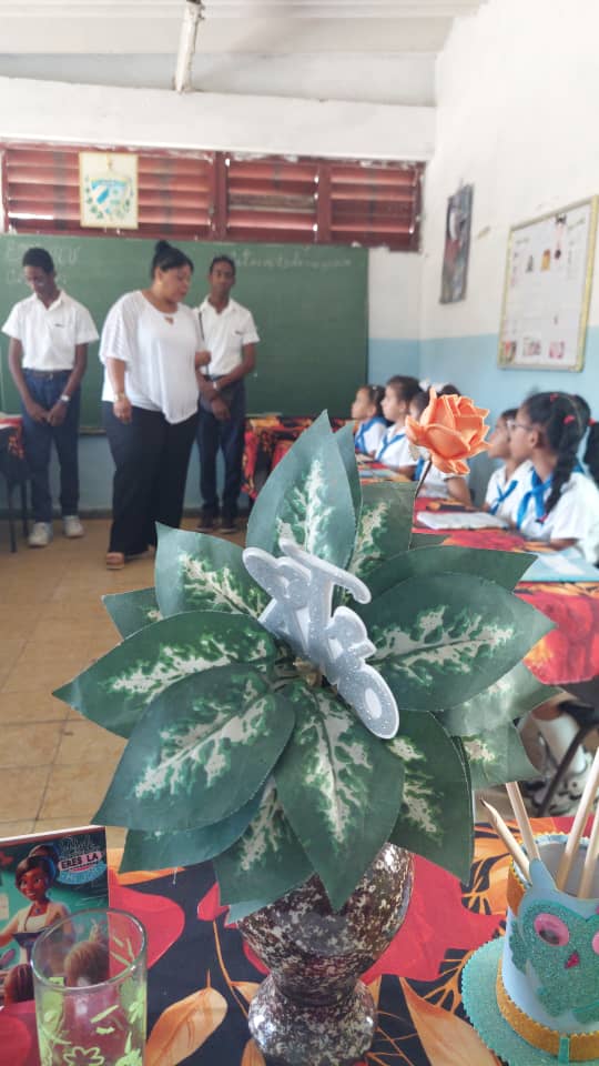 EP_Efrain_Mayor's tweet photo. Hoy se realizó en nuestro centro la categorizacion docente de la maestra Yancet Michelena con buenos resultados y estudiantes captados de formación vocacional estuvieron presentes .
#Mined 
@DmeCotorro25 
@asieladr 
@DirectEducaHab 
@ZuliaMunoz10139 
@YanetHzP25 
@centro62119 https://t.co/Sb8PhYthJ9